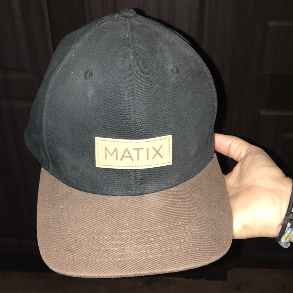 Black and brown hat.